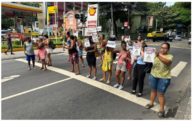 Moradores protestam na Rua S&atilde;o Clemente, em Botafogo, em frente &agrave; entrada da Santa Marta