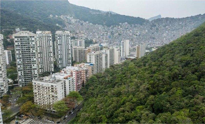 View of part of the neighbourhood of S�o Conrado with Rocinha in the background.