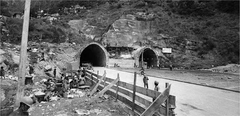 Construction of the Zuzu Angel tunnel, 1971.
