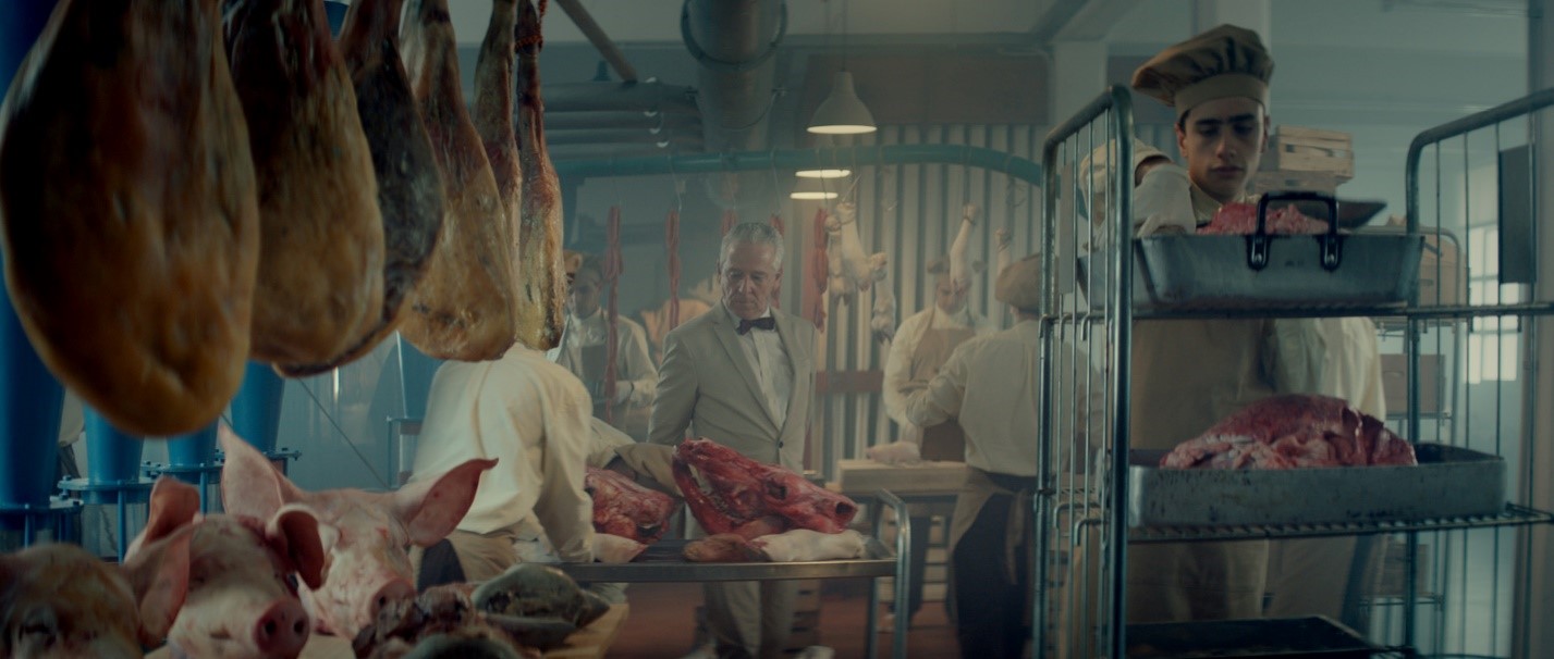 Restaurante opulento al inicio de la película