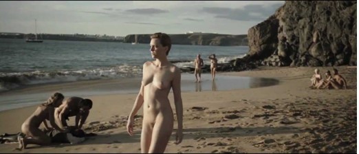 La imponente belleza de la modelo Hannelore Knuts divide la pantalla entre la muerte y la vida