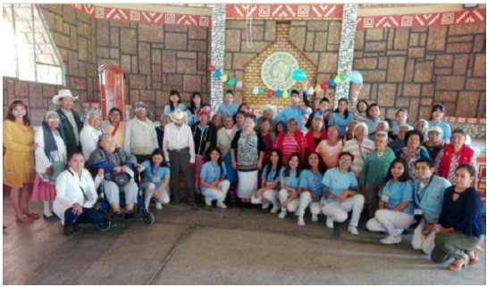 Estudiantes de Gerontología con Adultos Mayores de Ixmiquilpan Hidalgo