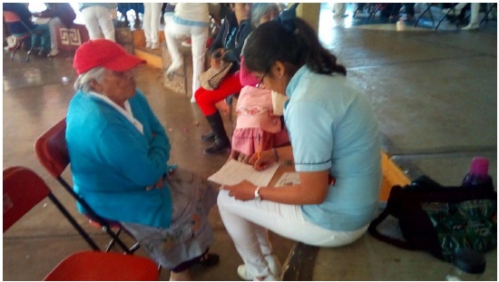 Estudiante de Gerontología en la aplicación de la Escala de Yesavage