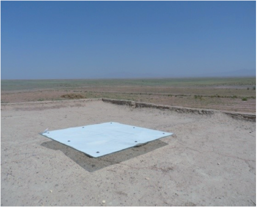 Glass tray (1 &times; 1 m) covered with a 2 mm PVC net mesh used for atmospheric dust collection.