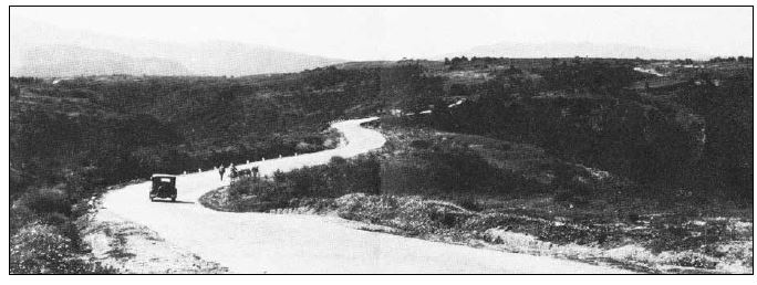 Perspectiva del camino, en el kil&oacute;metro
  15, La Angostura, antes de llegar a Cuajimalpa, al poniente de la Ciudad de
  M&eacute;xico.