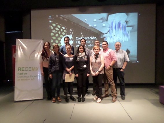 Algunos de los participantes en el Encuentro, en la parte de atrás y de izquierda a derecha: Mª Ángeles Piñar, José Manuel Crespo, Francisco J. Cantarero, Ignacio Alonso, Cristóbal Mendoza y Martín Checa. Al frente, de izquierda a derecha: Elena Ojeda, Marta Martín, Sara Barrasa y Carmen Delgado Viñas.