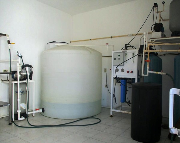 Interior de las instalaciones de una cooperativa pesquera en la localidad de Sabancuy. Maquinaria para purificar agua y fabricar hielo.