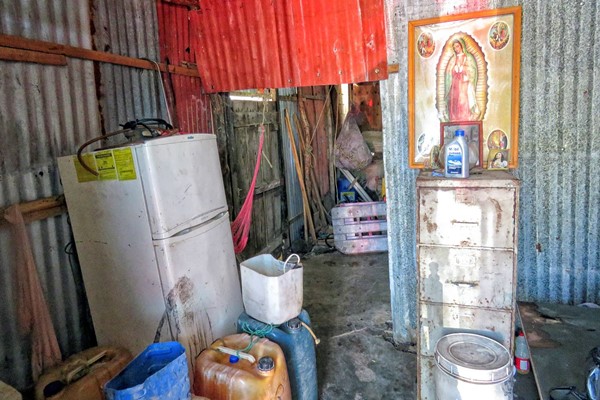 Interior de las instalaciones de una pequeña cooperativa pesquera en las inmediaciones del puerto “20 de noviembre”, Ciudad del Carmen.