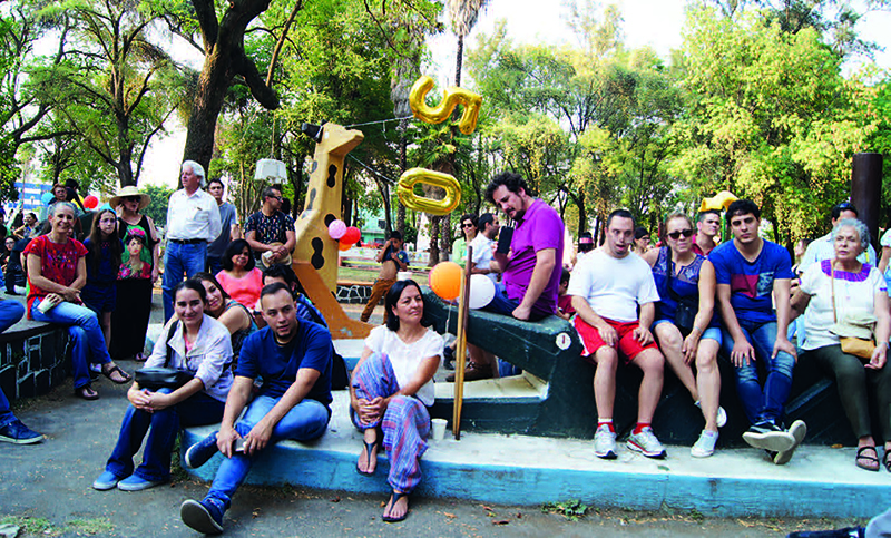 La fiesta convocó a un grupo conformado por personas de todas las
							edades vinculadas con las instituciones y colectivos convocantes así
							como vecinos del parque.