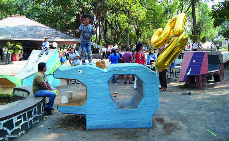 Escenas de la a fiesta de 50 aniversario. Al fondo a la izquierda se
							aprecia el pabellón diseñado por Alejandro Zohn asociado estética y
							funcionalmente con las esculturas juego.