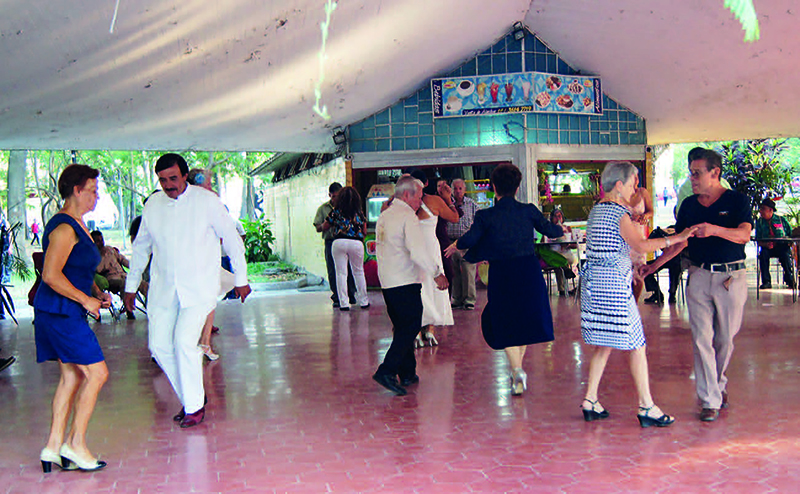 La fuente de sodas, sitio que ha consolidado su función como
							concentrador de reuniones de personas de la tercera edad y lugar
							propicio para practicar danzón. Escena simultánea a la celebración del
							50 aniversario de las esculturas juego.