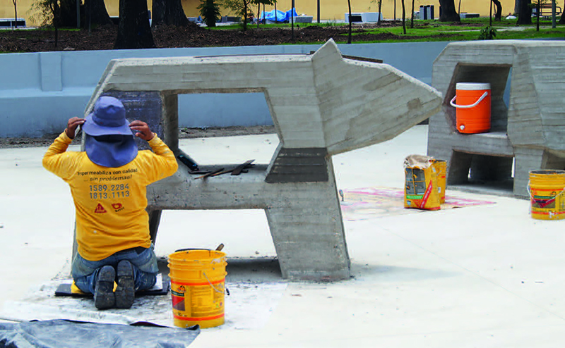 La escultura del oso durante la fase final de restauración, trabajo
							realizado bajo la supervisión del arquitecto Fabián Medina.