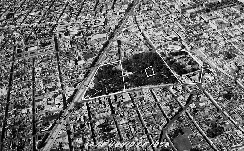 El polígono de la izquierda cubre la superficie incorporada al parque
							en 1934, el derecho corresponde a la parte segregada. La envolvente
							pequeña señala el sitio donde se construirían las esculturas-juego,
							imagen de 1958.