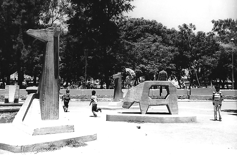 En el año de 1967 el parque Morelos contaba con una masa forestal
							desarrollada y tanto el pabellón como las esculturas juego lucían en
							pleno funcionamiento.