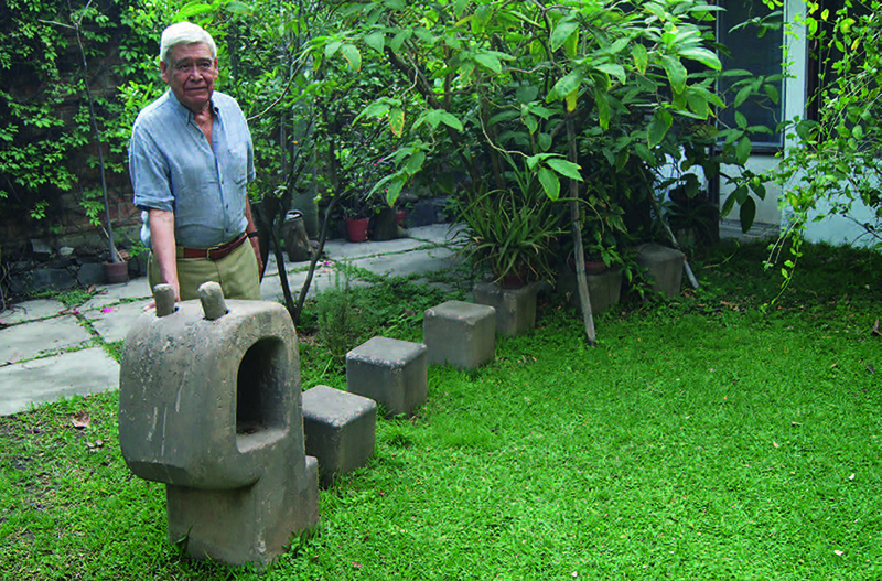 El gusano formado por siete piezas pétreas constituye un antecedente
							de las esculturas juego del parque Morelos. En la imagen, su autor, el
							arquitecto Fabián Medina Ramos.
