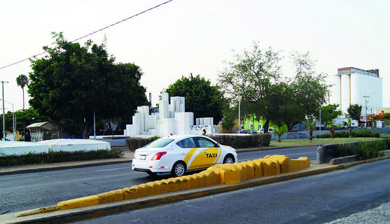 Sobre la Av. Federalismo, en la intersección con la calle España se
							ubican tanto en la parte oriente como poniente los cocodrilos diseñadas
							por Fabián Medina. Piezas que enriquecen la estética urbana y
							contribuyen en la seguridad vial.