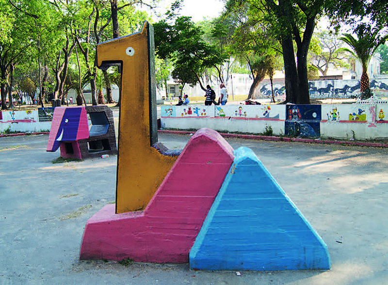 Escultura juego del camello. En 2011 las figuras fueron pintadas lo
							que traicionó el concepto original del artista, aunque por fortuna se
							trató de un proceso reversible.