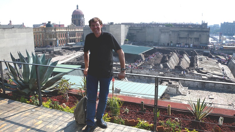 Federico Ferretti en el techo de la librería Porrúa en el Centro Histórico de la Ciudad de México, durante su participación en la 1ª Semana Interdisciplinaria de la Geografía y el X Coloquio de Doctorandos en Geografía, UNAM. 
