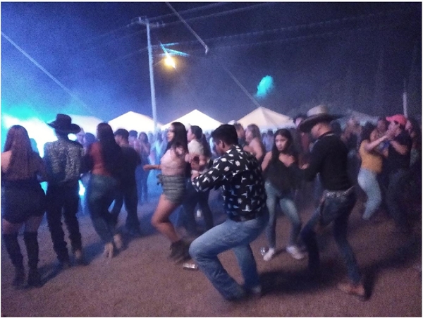 Huapangueros bailando en pareja con una mujer. 