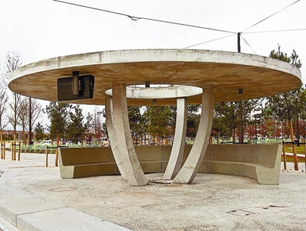 Parada de autobs inspirada en otras de la poca sovitica, Armenia. 