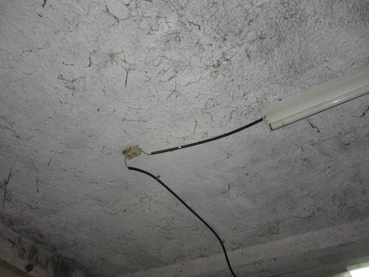 Toma de energía eléctrica en el colegio B