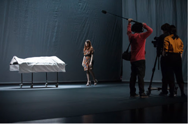 Figura 4. Fotografa de la escena “Porno” de la obra teatral  La plaza (2018), de El Conde de Torrefiel