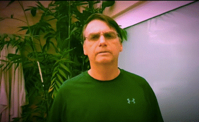 Jair Bolsonaro franzindo a testa