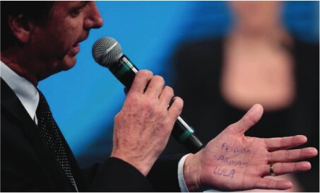 Bolsonaro escreve ‘cola’ na mão durante o debate da Rede TV