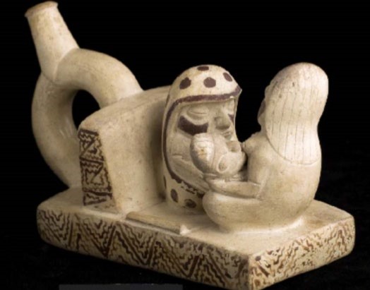 Botella Moche I de caol&iacute;n representando un acto de curaci&oacute;n a cargo de la maestra pallar