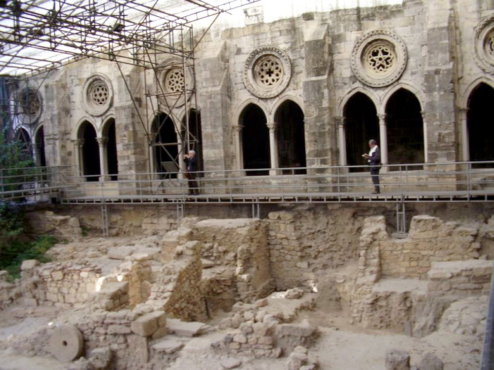 Escavações arqueológicas no claustro da Catedral da Sé de Lisboa