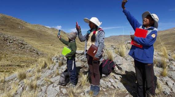 Estudiantes de Conaviri suben a los cerros para captar la señal en sus celulares y poder recibir sesiones del Programa Aprendo en Casa