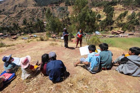 Estudiantes de Mayrasco comparten aprendizajes del Programa Aprendo en Casa en un cerro