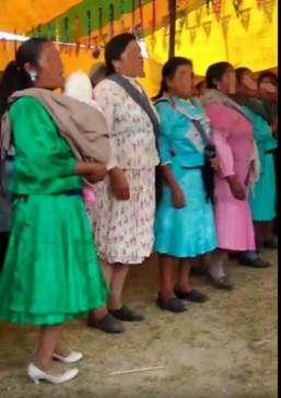 Mujeres mazahuas con zapatos