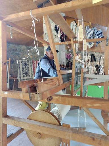 Hombre trabajando en telar