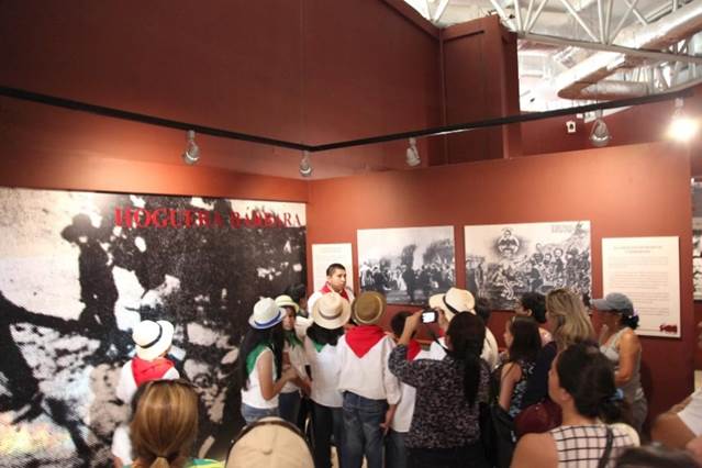 Recorrido de alumnos guayaquile�os por el Museo Hist�rico &ldquo;Memorias de la Revoluci�n Liberal Radical&rdquo; (julio de 2016)