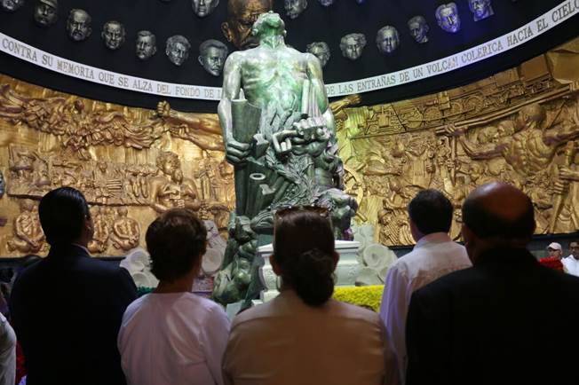 Visitantes observan la escultura de Eloy Alfaro realizada por el artista Ivo Uquillas, ubicada en el monumento a la Hoguera B�rbara del Centro C�vico Ciudad Alfaro, Montecristi, Ecuador 