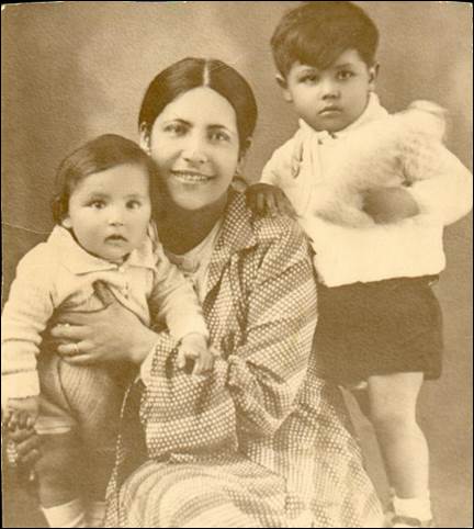 De izq. a der., Mar�a Z��iga con sus hijos, Guillermo y Luis 