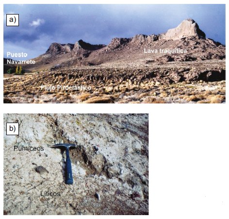 a) Vista panor&aacute;mica de la Sierra Agua de la Piedra desde Puesto Navarrete. Afloramiento de flujo pirocl&aacute;stico en la base de la secuencia traqu&iacute;tica b) Detalle del flujo pirocl&aacute;stico traqu&iacute;tico