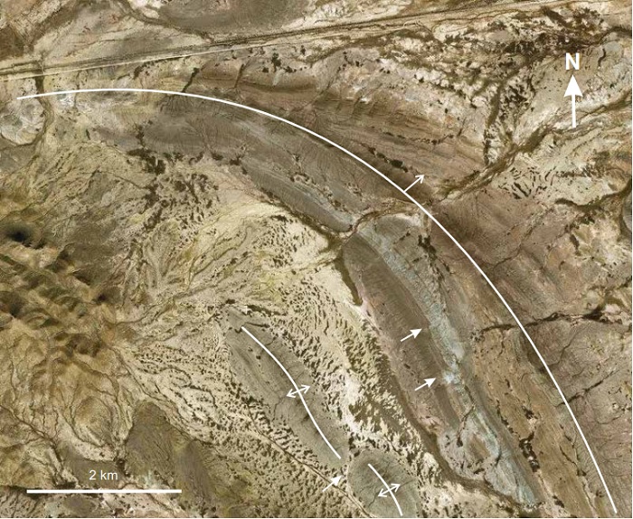 Satellite view of the NE portion of the dome’s fringe (https://zoom.earth/#0,0,3z,sat,pm,2018-05-23). Note the marked color changes in the volcano- sedimentary succession; these variations reflect different lithologies. Also note the presence of small dextral strike-slip faults, which displace some beds (arrows). Some beds pinch-out along the strike.
