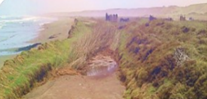 Vista en detalle de la destrucción de los humedales o balsares de totora por erosión