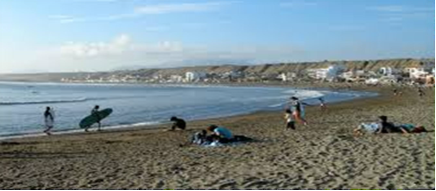 Vista de la playa de Huanchaco antes del rompeolas de retención de arena en Puerto Salaverry