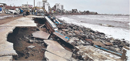 Vista de la playa de Huanchaco después del rompeolas de retención de arena en Puerto Salaverry.