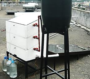 Desalinizador solar en funcionamiento.