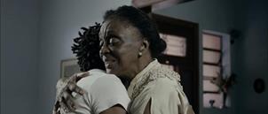 Jerusa da un fuerte abrazo en Silvia