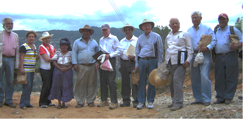 Última visita de campo que el Dr. Laird realizó en 2013 a los trabajos del Plan Puebla en la Región Mixe, Oaxaca. De izquierda a derecha: Heliodoro Díaz Cisneros, Magdalena Martínez Escobar, Rosario Shroeder de Laird (Chayito), Julia González de Jiménez, Filemón Jiménez Pacheco (productor del predio), Reggie J. Laird, José I. Cortes Flores, Antonio Turrent Fernández, Leobardo Jiménez Sánchez, Ángel Ramos Sánchez y Odilón Martínez Martínez (foto tomada de Jiménez et al., 2014).