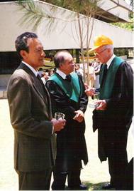 En 1999 el Colegio de Postgraduados otorgó al Dr. Laird Broom el Doctorado Honoris causa. En la foto aparece con el Dr. Roberto Núñez Escobar (foto del archivo del Programa de Edafología).