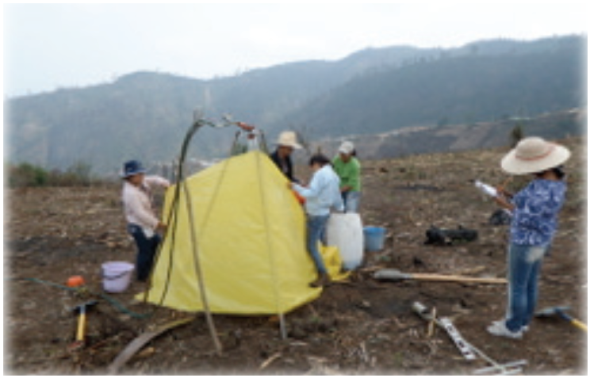 Simulaci&oacute;n de lluvia mono vertedor de agua.