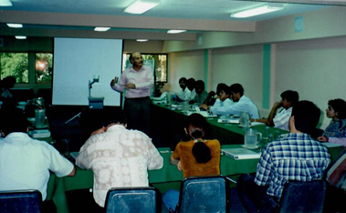 El Dr. Benjam&iacute;n Figueroa Sandoval impartiendo un curso de labranza de conservaci&oacute;n a t&eacute;cnicos en el marco de la Asociaci&oacute;n Nacional de Agricultura Sostenible (ANAS), Hermosillo, Sonora. M&eacute;xico.