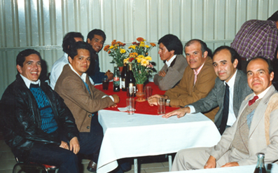 El Dr. Benjam&iacute;n Figueroa Sandoval en un convivio a fines de los 80&rsquo;s con algunos de sus m&aacute;s cercanos amigos (de izquierda a derecha en primer plano F&eacute;lix Gonz&aacute;lez Coss&iacute;o, R&eacute;gulo Le&oacute;n Arteta, Benjam&iacute;n Figueroa, Sa&iacute;d Infante Gil y Juan Estrada Berg Wolf).
