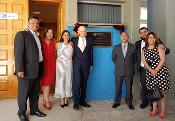 El Dr. Benjam&iacute;n Figueroa Sandoval con sus hijos e hijas (de izquierda a derecha Oscar Luis, Katia Ang&eacute;lica, Mar&iacute;a Luisa, Benjam&iacute;n, Jorge Alejandro y Aym&eacute;) durante un homenaje en su honor en el Campus SLP en julio del 2019.